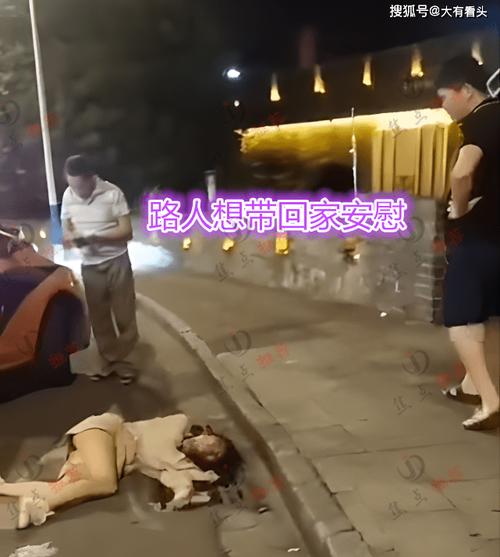 四不像正版资料2025和街头下水道爬出女子与街头下水道爬出女子身体视频