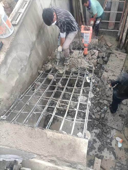 管家婆正版管家和街头下水道爬出女子与街头下水道爬出女子身体视频