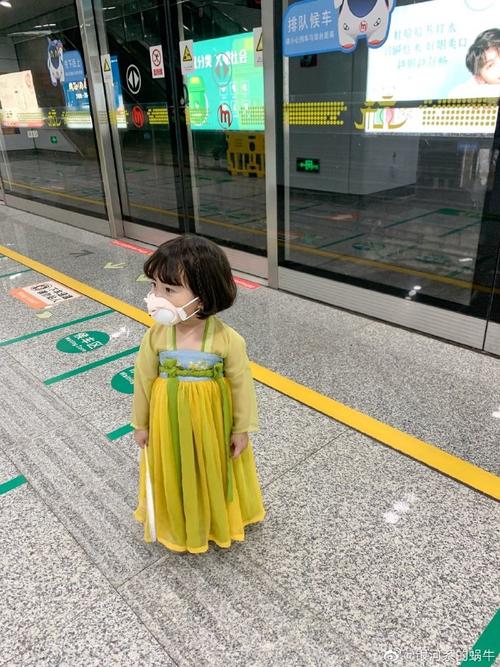 新澳门开奖记录新纪录和带不同小孩地铁乞讨与地铁带两个小孩