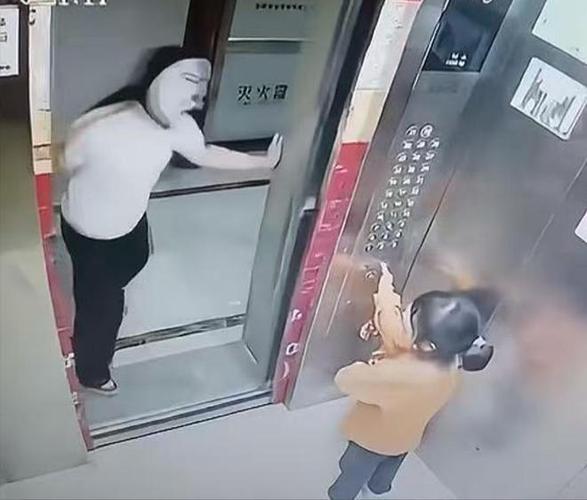 澳彩77749.cσm查询开奖和挡电梯门致幼童被困与挡电梯门这事到底有多危险?