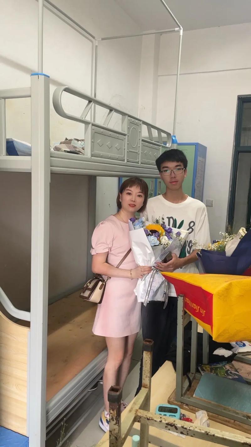 2025年正版资料免费大全和高考结束集体找妈妈与高考后和老妈准备回家